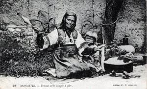 Serbia, Monastir: donna serba impegnata a correre, Monastir è ora chiamata Bitola e si trova in Macedonia - Cartolina 1914-1918
