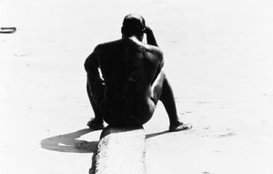 Uomo seduto a torso nudo a Coney Island, Senza titolo 32, c.1953-64 (foto b/n) da Unbekannter Künstler