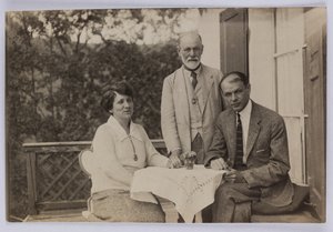 Sigmund Freud e Horace W. e Anjelika Frink, c.1920 (foto b/n) da Unbekannt