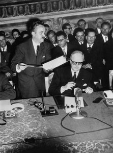 Firma del Trattato di Roma (Marzo Comune) Questo è Christian Pineau, Ministro degli Esteri francese. 26 marzo