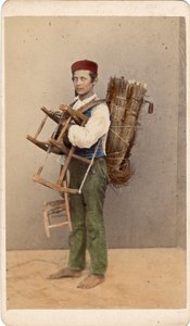 Piccoli mestieri: ritratto di un giovane riparatore di sedie, Venezia. Stampa del XIX secolo su cartone Dim. 10,5x6 cm