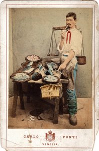 Piccoli mestieri: ritratto di un pescivendolo vicino al suo banco di pesce, Venezia. Stampa del XIX secolo su cartone Dim. 11x16,5 cm da Unbekannt