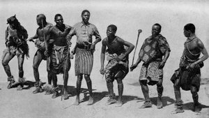 Sudafrica. Ragazzi Kaffir spensierati che si divertono in un concerto di canti e balli. 1920 da Unbekannt