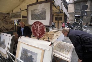 Bancarella che vende stampe, Piazza del Carmine, Milano, Lombardia, Italia da Unbekannt