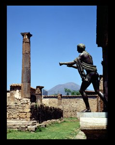 Statua di Apollo, dal Tempio di Apollo, con il Vesuvio sullo sfondo (foto)