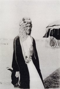 T. E. Lawrence in abiti arabi