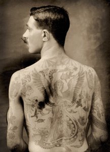 Marinaio britannico tatuato durante la Grande Guerra del 1914-18 (vista posteriore) (foto in bianco e nero)