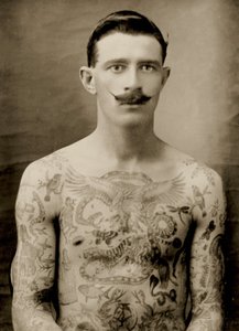 Marinaio britannico tatuato durante la Grande Guerra del 1914-18 (vista frontale) da Unbekannter Künstler
