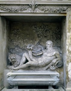 Il Ninfeo, dettaglio di una statua di un dio fluviale in una nicchia con una cornucopia, progettato da Giacomo Vignola e Bartolomeo Ammannati