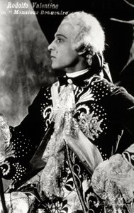 Il famoso attore del cinema muto Rodolfo Valentino in un elaborato costume di scena in stile del XVIII secolo per il film 