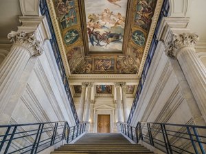 La scala, architetti Charles Lelong (1793-1861) e Edouard Dubois (1795-1813), tra il 1840 e il 1846. Sul soffitto, la Francia che attacca i suoi archivi all