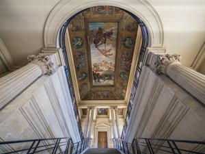 La scala, architetti Charles Lelong (1793-1861) ed Edouard Dubois (1795-1813), tra il 1840 e il 1846. Sul soffitto, la Francia che attacca i suoi archivi all