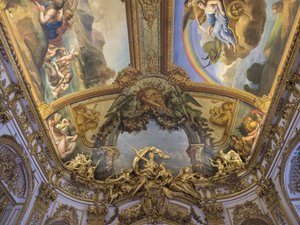 Il trofeo di Diana Cacciatrice, un gruppo scolpito dalla porta della Galerie dorée, di François Antoine Vasse, circa 1715. Banque de France. Hotel de Toulouse, ex hotel de la Villiere, Parigi - Hotel de Toulouse, sede della Banque de France