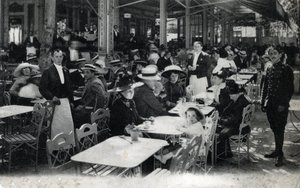 Turismo termale: vista di un ristorante a Vichy e della sua clientela di curisti, Allier 1905 ca. (turismo termale: ristorante a Vichy, Francia)