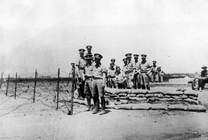Tientsin (Tianjin), Cina, novembre 1924: soldati britannici in un posto fuori dalle concessioni internazionali prima della cattura della città da parte delle truppe del Signore della Guerra cinese Feng Yuxiang - Tientsin (Tianjin), Cina, novembre 1924 da William M. Timlin
