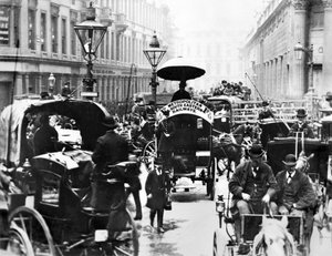 Regno Unito: Una scena movimentata alla Banca mostrando gli autobus delle ferrovie Metropolitan e South Eastern. Londra, c1878
