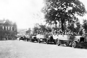Regno Unito: Una fila di Charabancs nel centro città. Poynton, Cheshire, c1925 da Unbekannt