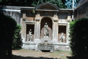 Veduta del giardino, dettaglio della fontana con sarcofago romano e statue