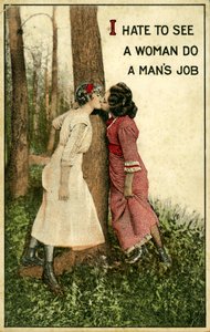 Cartolina vintage che mostra due donne che si baciano, "Odio vedere una donna fare il lavoro di un uomo" 1914