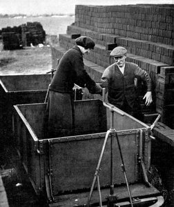 Donna fabbricante di mattoni durante la Prima Guerra Mondiale