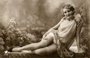 Donna in abito leggero, c. primi 1900 (cartolina) da Alec Hunter