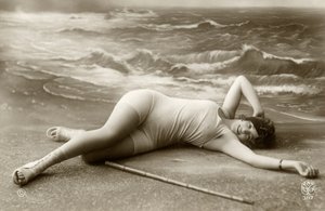 Donna in costume da bagno, c. primi 1900 (cartolina) da Alec Hunter