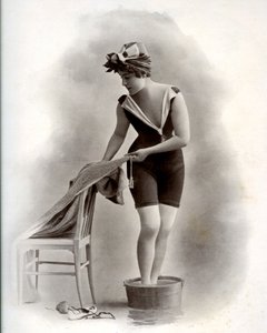 Giovane donna in costume da bagno (dalla Belle Époque) che fa un pediluvio, circa 1900 (foto b/n) da Unbekannter Künstler