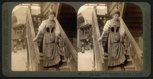 Carta stereoscopica raffigurante una giovane donna svizzera in costume tradizionale, c.1900