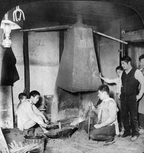 Un fabbro giapponese alla sua forgia, Yokohama, Giappone