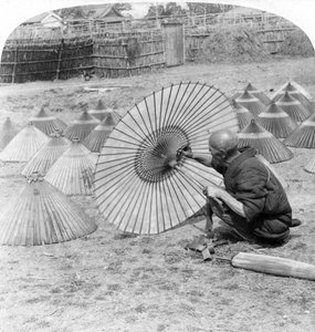 Un fabbricante di ombrelli giapponese, Kobe, Giappone