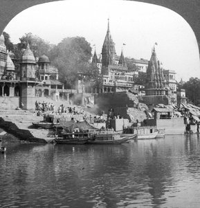 Un ghat in fiamme sul Gange a Benares Varanasi, India, 1900s