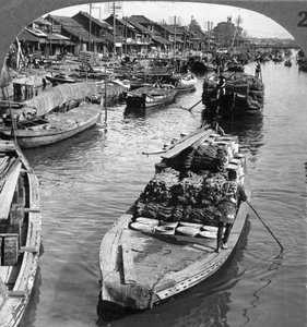 Un canale merci affollato a Tokyo, Giappone, 1904 da Underwood and Underwood