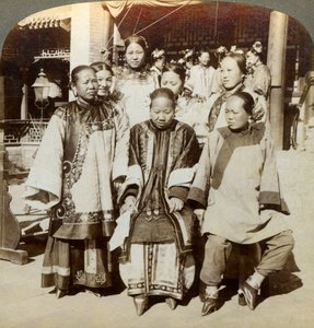 Un gruppo di donne nel cortile di una casa cinese benestante, Pechino, Cina, 1902