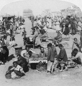 Un mercato nella città tartara settentrionale, verso la Torre del Tamburo, Pechino, Cina, 1901 da Underwood and Underwood