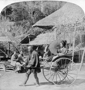 Una corsa mattutina in un risciò jinrikisha, Sugita, Giappone, 1896 da Underwood and Underwood