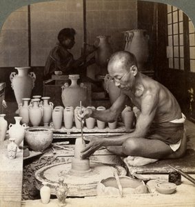 Un vasaio e la sua ruota, modellando un vaso di porcellana Awata, opere di Kinkosan, Kyoto, Giappone, 1904 da Underwood and Underwood