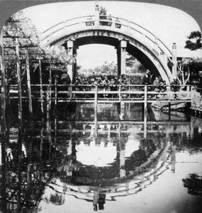 Un ponte semicircolare in Giappone