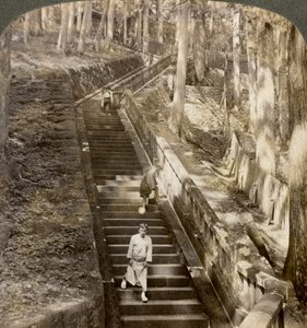 Antica scalinata in pietra che sale alla tomba dello Shogun Ieyasu, Nikko, Giappone, 1904 da Underwood and Underwood