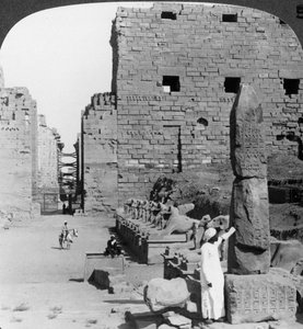 Viale delle immagini sacre dopo lo scavo, Karnak, Tebe, Egitto, c1900 da Underwood and Underwood