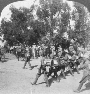 Comandanti britannici che rivedono le truppe che entrano a Kroonstadt, Sudafrica, Guerra Boera, 1901