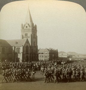 Soldati britannici passati in rassegna da Lord Roberts, Piazza Pubblica, Pretoria, Sudafrica, Guerra Boera, 1900 da Underwood and Underwood