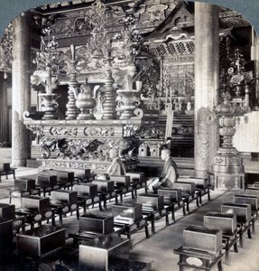 Sacerdoti buddisti nel tempio di Ikegami, Omori, Giappone, 1904 da Underwood and Underwood