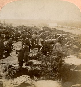 Artiglieria della guarnigione di Cape che rende difficile la vita ai Boeri attraverso il fiume Modder, Sudafrica, 1900 da Underwood and Underwood