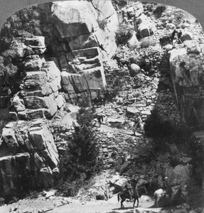 Scalata del ripido sentiero a zig-zag all
