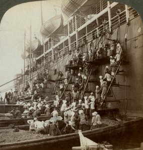 Carico di carbone della SS Siberia del Pacific Mail, alla stazione navale fortificata di Nagasaki, Giappone, 1904 da Underwood and Underwood