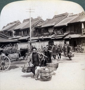 Coolies, scena di strada a Tokyo, 1896 da Underwood and Underwood