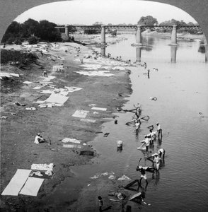 Lavandaie che lavano i panni nel fiume Goomti, vicino a Lucknow, India, 1900s