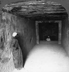 Galleria discendente nella tomba di Sethos I, Tebe, Egitto, 1905