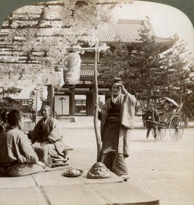 Grappoli pendenti di glicine su un portico di una casa da tè, Kyoto, Giappone, 1904 da Underwood and Underwood