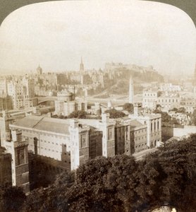 Edimburgo, da Calton Hill, S.W. al Castello, sopra il vecchio cimitero, Scozia, 1902 da Underwood and Underwood